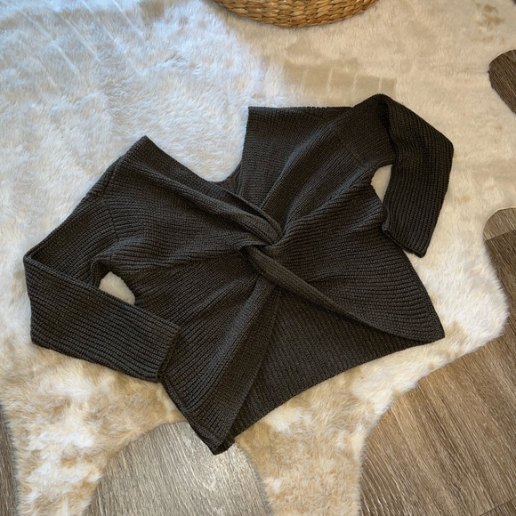 ASTR Twist Back V-Neck Ribbed Sweater in Olive S - Picture 9 of 11